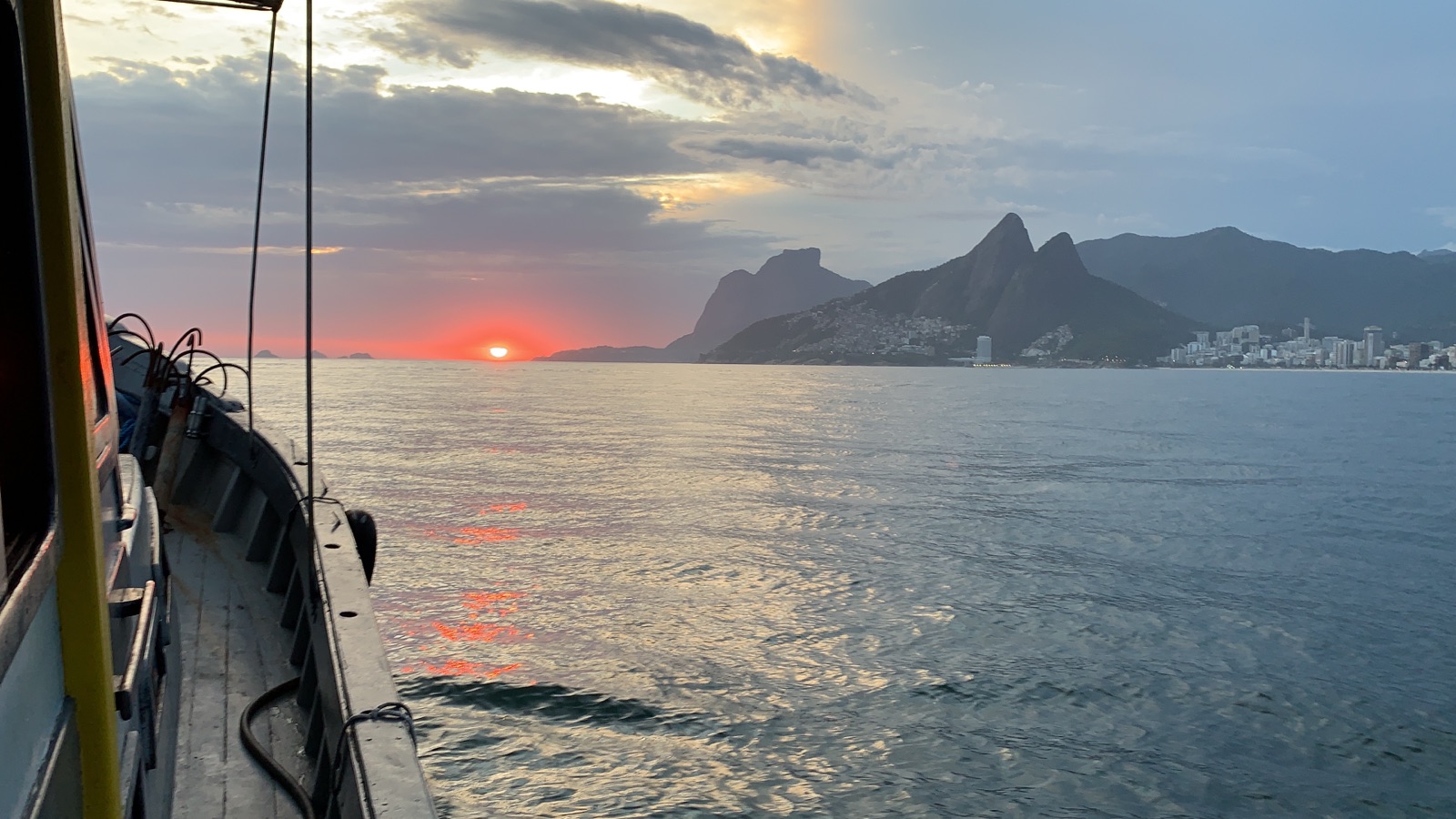 Mar calmo ao pôr do sol, visto do barco de apoio