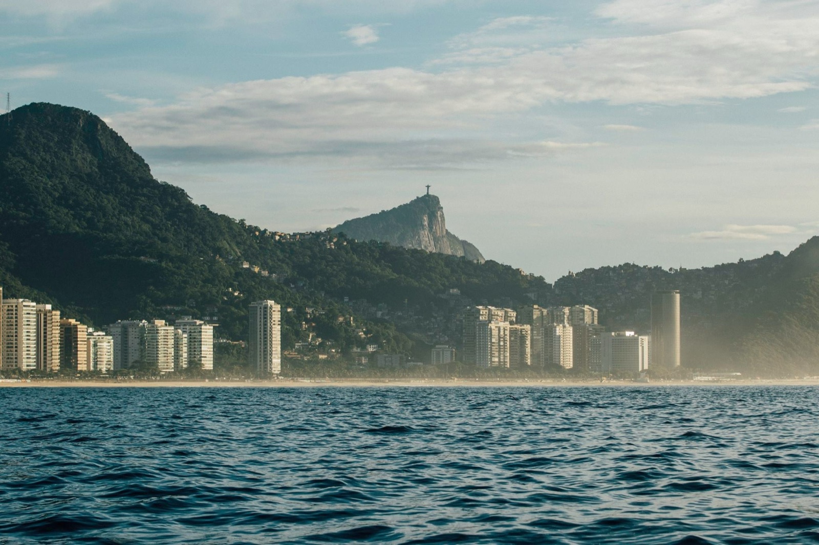 A orla do Leblon e de Ipanema vista da água, com o Dois Irmãos à esquerda